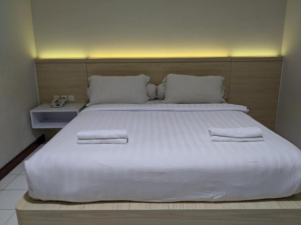 Twin Star Hotel Solo Kültér fotó