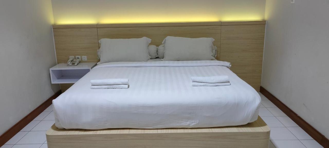 Twin Star Hotel Solo Kültér fotó